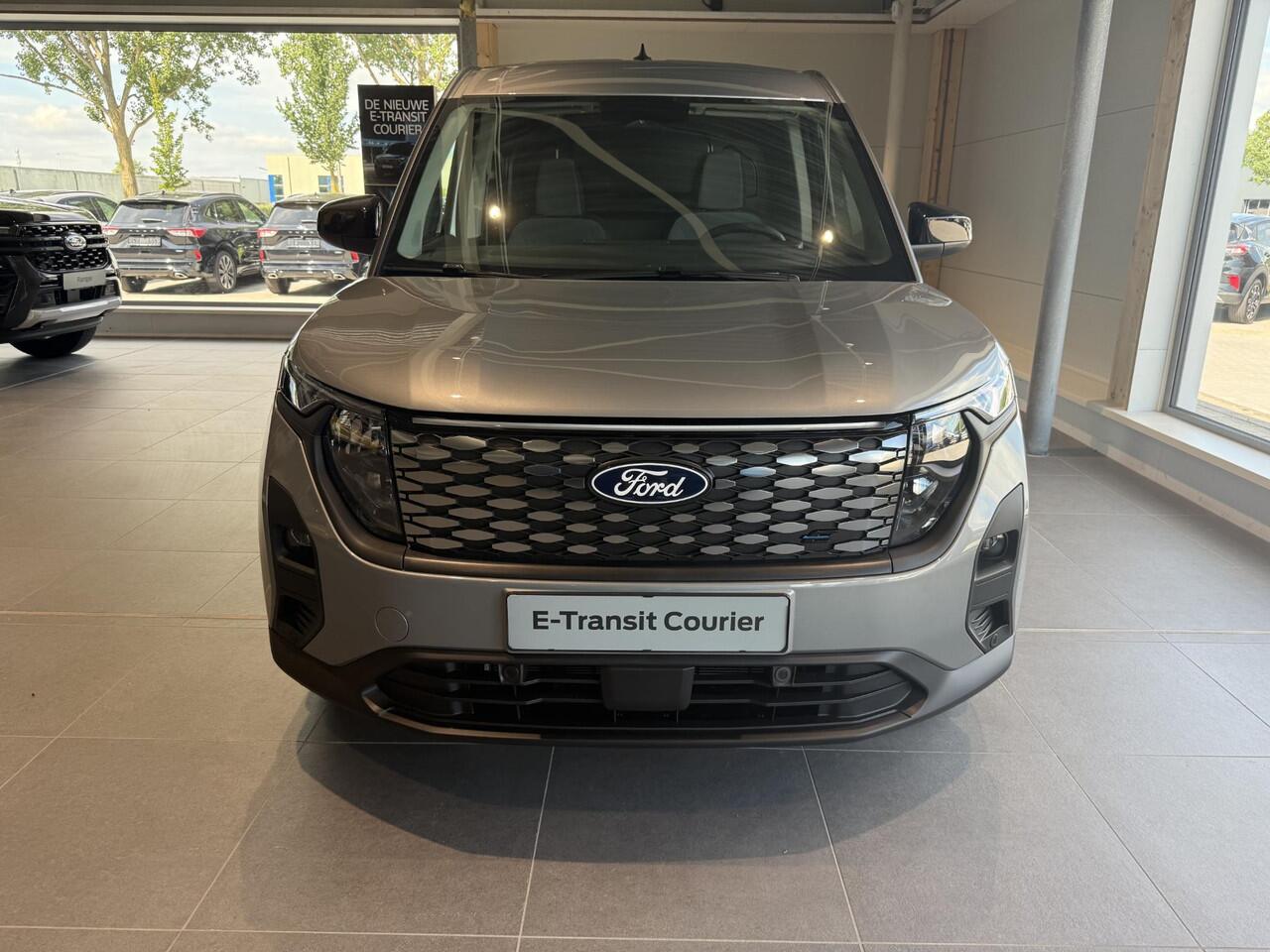 Ford TRANSIT COURIER E-Transit Limited 44 kWh 136pk | Ford Voorraad | Driver Assistance Pack | Laadvloerbescherming | Trekhaak | LED Laadruimteverlichting