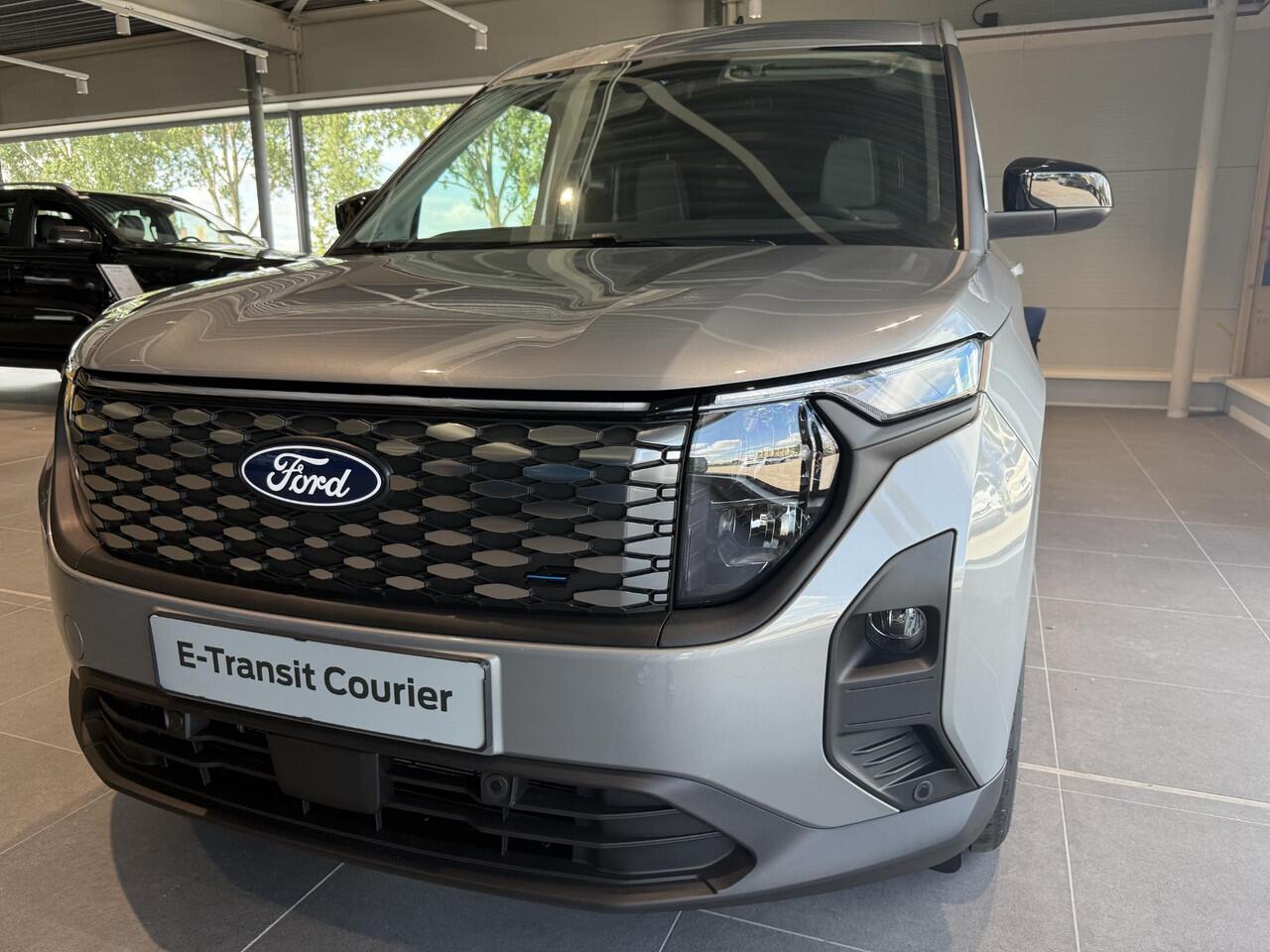 Ford TRANSIT COURIER E-Transit Limited 44 kWh 136pk | Ford Voorraad | Driver Assistance Pack | Laadvloerbescherming | Trekhaak | LED Laadruimteverlichting