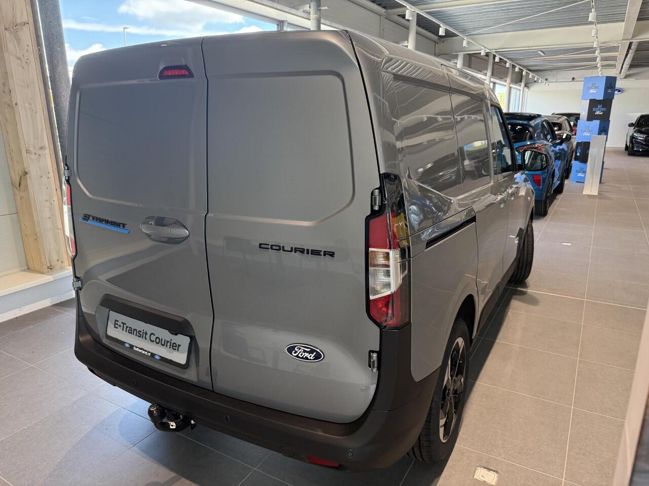 Ford TRANSIT COURIER E-Transit Limited 44 kWh 136pk | Ford Voorraad | Driver Assistance Pack | Laadvloerbescherming | Trekhaak | LED Laadruimteverlichting