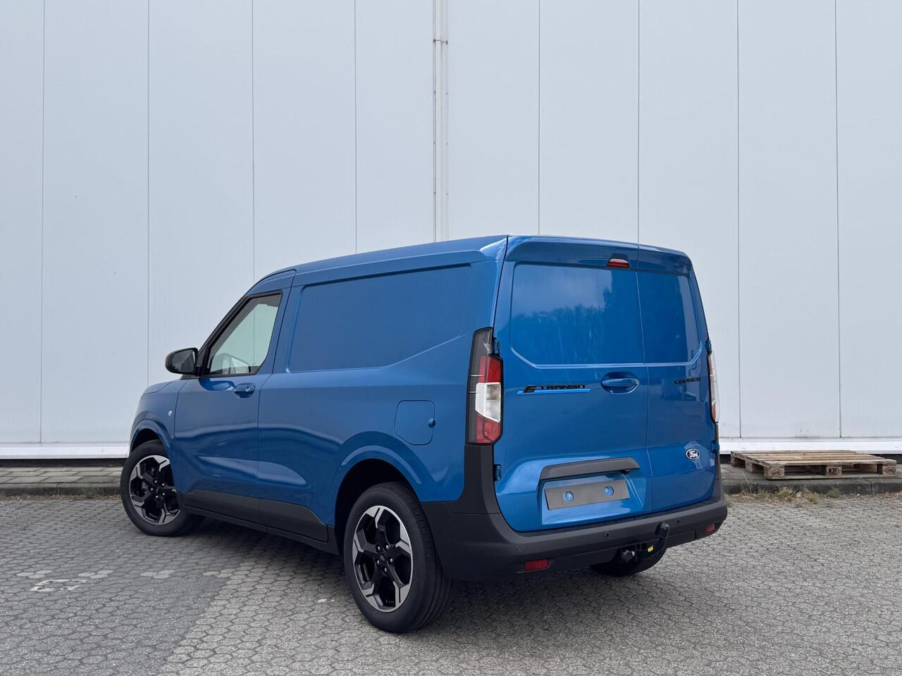 Ford TRANSIT COURIER E-Transit Limited 44 kWh | Direct Leverbaar! | Driver Assistance Pack | Trekhaak | Apple Carplay | Android Auto |