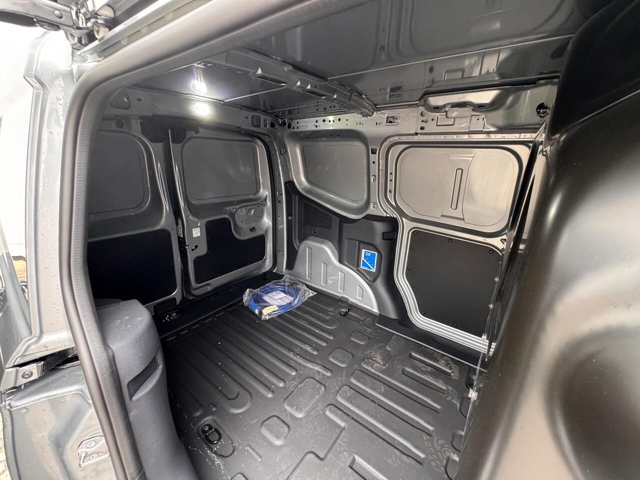 Ford TRANSIT COURIER E-Transit Limited 44 kWh | Direct Leverbaar! | Driver Assistance Pack | Trekhaak | Apple Carplay | Android Auto |