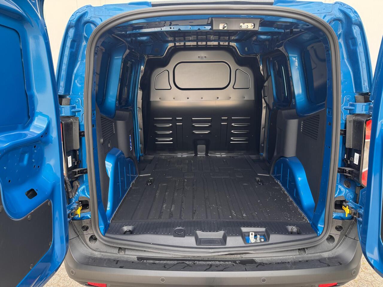 Ford TRANSIT COURIER E-Transit Limited 44 kWh | Direct Leverbaar! | Driver Assistance Pack | Trekhaak | Apple Carplay | Android Auto | 0,99% Financial Lease |