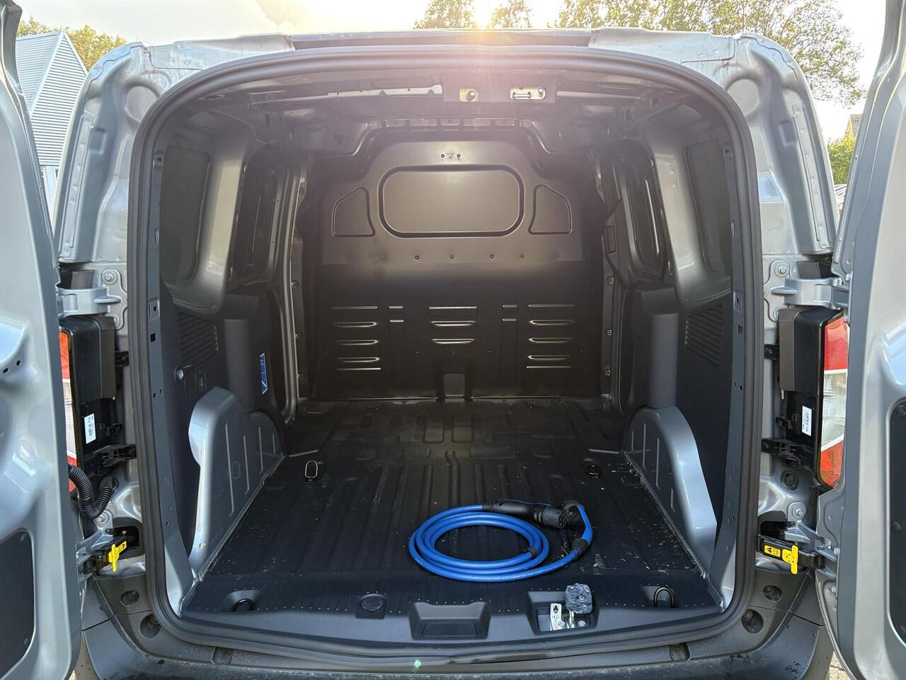 Ford TRANSIT COURIER E-Transit Limited 44 kWh 136pk | Ford Voorraad | Driver Assistance Pack | Laadvloerbescherming | Trekhaak | LED Laadruimteverlichting