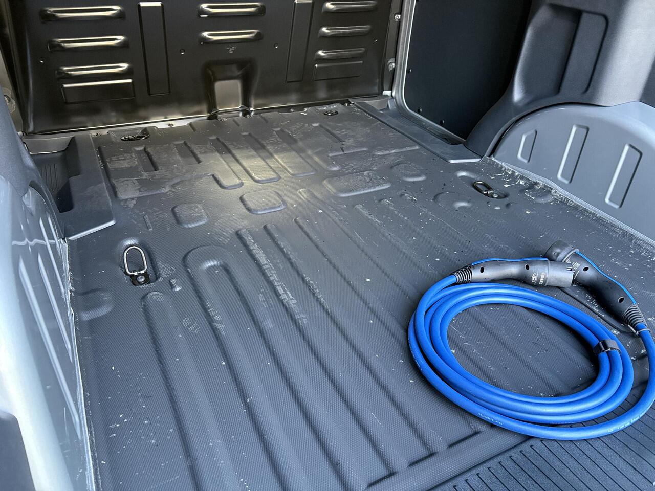 Ford TRANSIT COURIER E-Transit Limited 44 kWh 136pk | Ford Voorraad | Driver Assistance Pack | Laadvloerbescherming | Trekhaak | LED Laadruimteverlichting