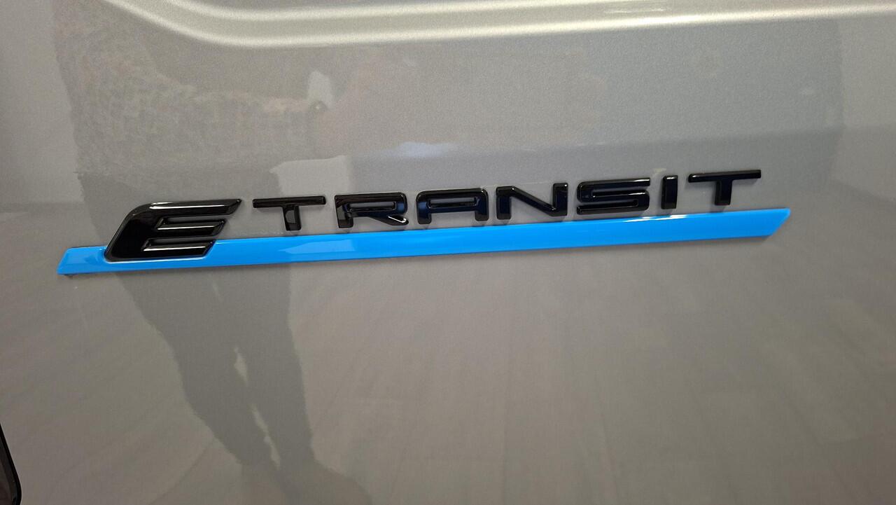 Ford TRANSIT COURIER E-Transit Limited 136 PK 44 kWh accu