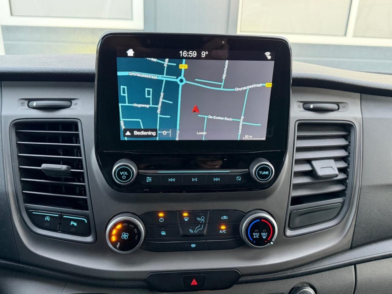 Ford TRANSIT CUSTOM 300 2.0 TDCi 130PK L2H1 Trend / Airco / Navigatie / Trekhaak 2700KG / Cruise