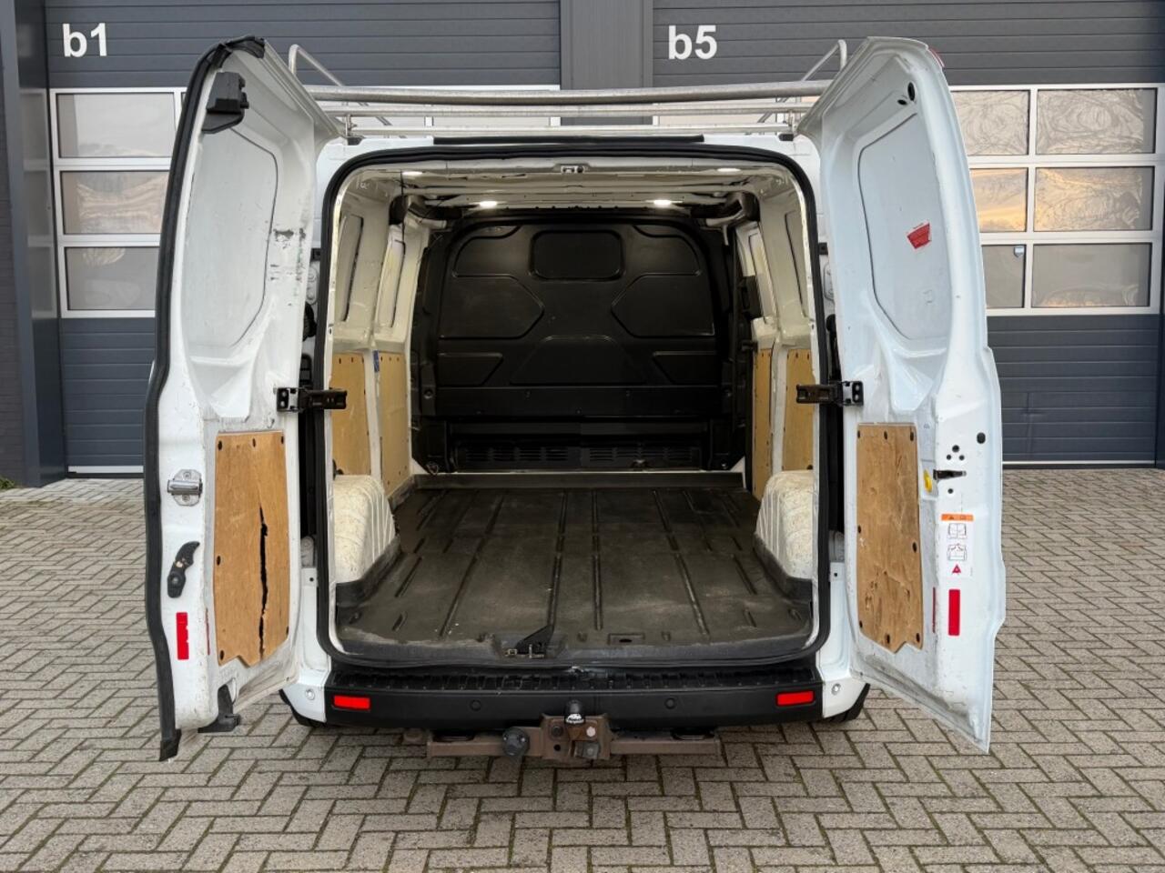 Ford TRANSIT CUSTOM 300 2.0 TDCi 130PK L2H1 Trend / Airco / Navigatie / Trekhaak 2700KG / Cruise