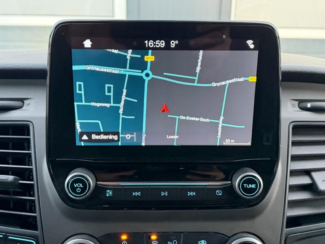 Ford TRANSIT CUSTOM 300 2.0 TDCi 130PK L2H1 Trend / Airco / Navigatie / Trekhaak 2700KG / Cruise