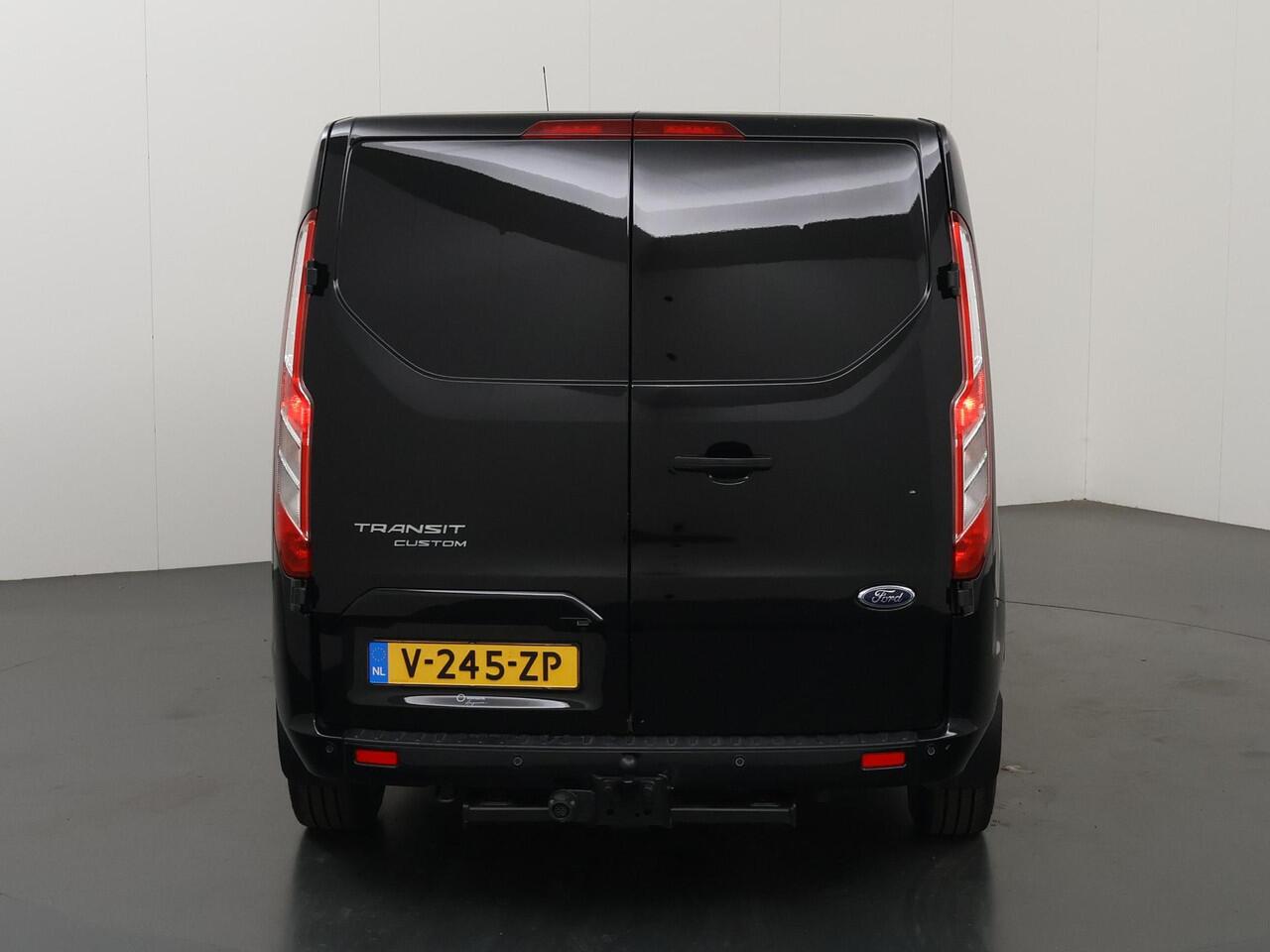Ford TRANSIT CUSTOM 300 2.0 TDCI | L2 H1 | LIMITED | DUBBEL CABINE | AUT. | LEDEREN BEKLEDING | CAMERA | ADAPTIEVE CRUISE | STOELVERWARMING | NAVIGATIE | BI-XENON | 2X ZIJSCHUIFDEUR | AGATE BLACK METALLIC