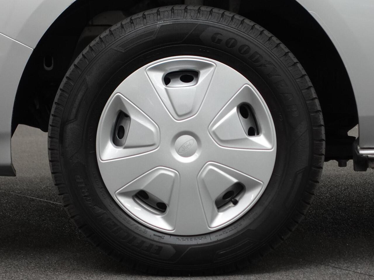 Ford TRANSIT CUSTOM 131pk L2H1 Trend Trekhaak Camera Cruise control Airco Parkeersensoren 3-Zits Euro6