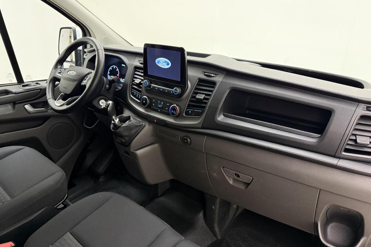 Ford TRANSIT CUSTOM 280 2.0 TDCI L1H1 Trend | Achteruitrijcamera | Navigatie | Trekhaak | Laadruimte afwerking | 3 zitplaatsen | Airco | Dodehoek detectie | Parkpilot