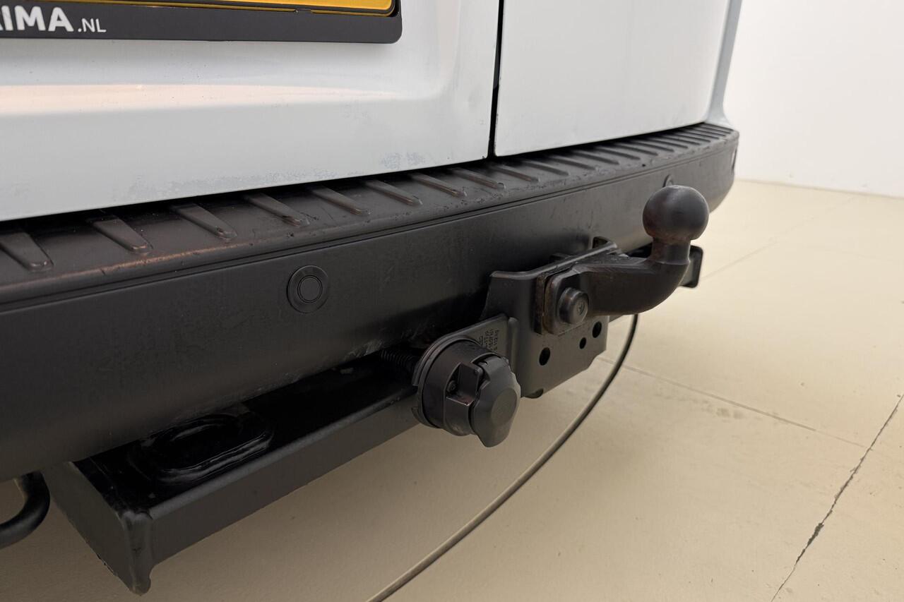 Ford TRANSIT CUSTOM 280 2.0 TDCI L1H1 Trend | Achteruitrijcamera | Navigatie | Trekhaak | Laadruimte afwerking | 3 zitplaatsen | Airco | Dodehoek detectie | Parkpilot