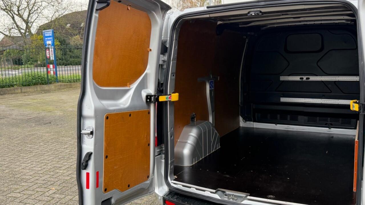 Ford TRANSIT CUSTOM 2.0 TDCI 96KW 131PK AUTOMAAT EURO 6 AIRCO/ CRUISE CONTROL/ NAVIGATIE/ 100% DEALERONDERHOUDEN