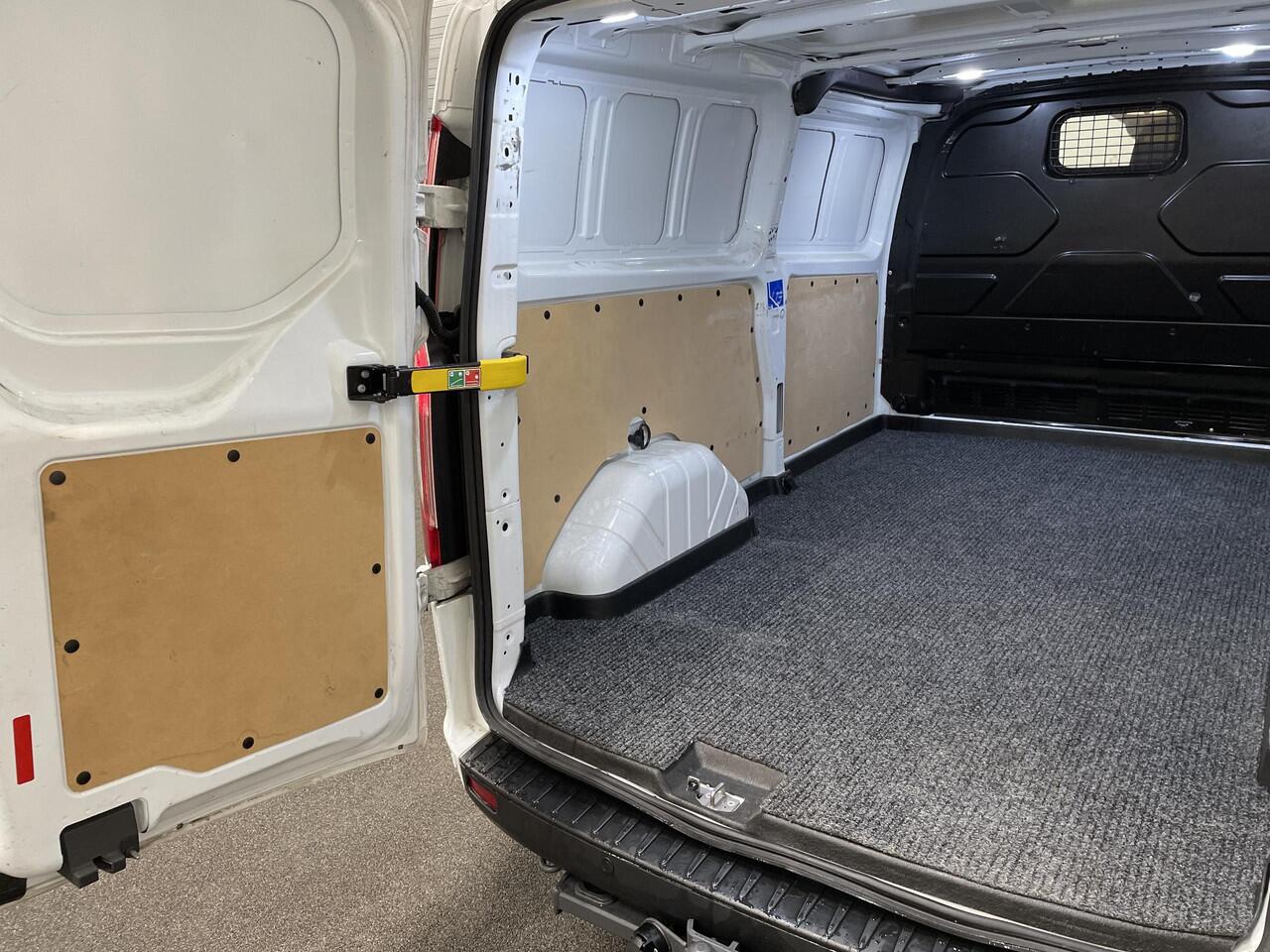 Ford TRANSIT CUSTOM 300 2.0 TDCI L2H1 Trend Airco Cruise Control Navigatie PDC V & A Stoelverwaming Trekhaak