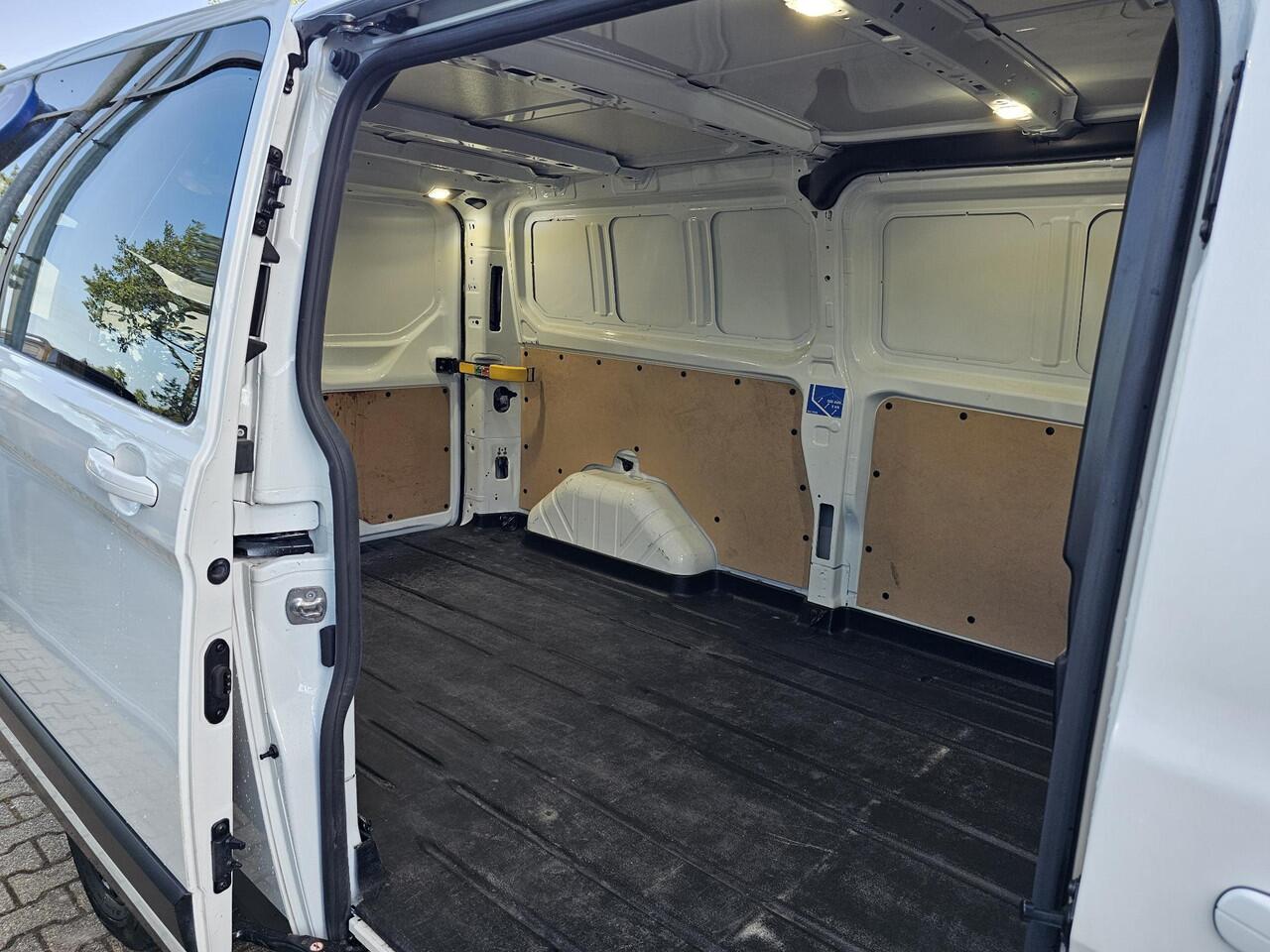 Ford TRANSIT CUSTOM 300 2.0 TDCI L2H1 Trail | Glasslook panelen | Raptor grille | Camera | Trekhaak | Leder | Voorruitverwarming | Airco | Cruise control etc.