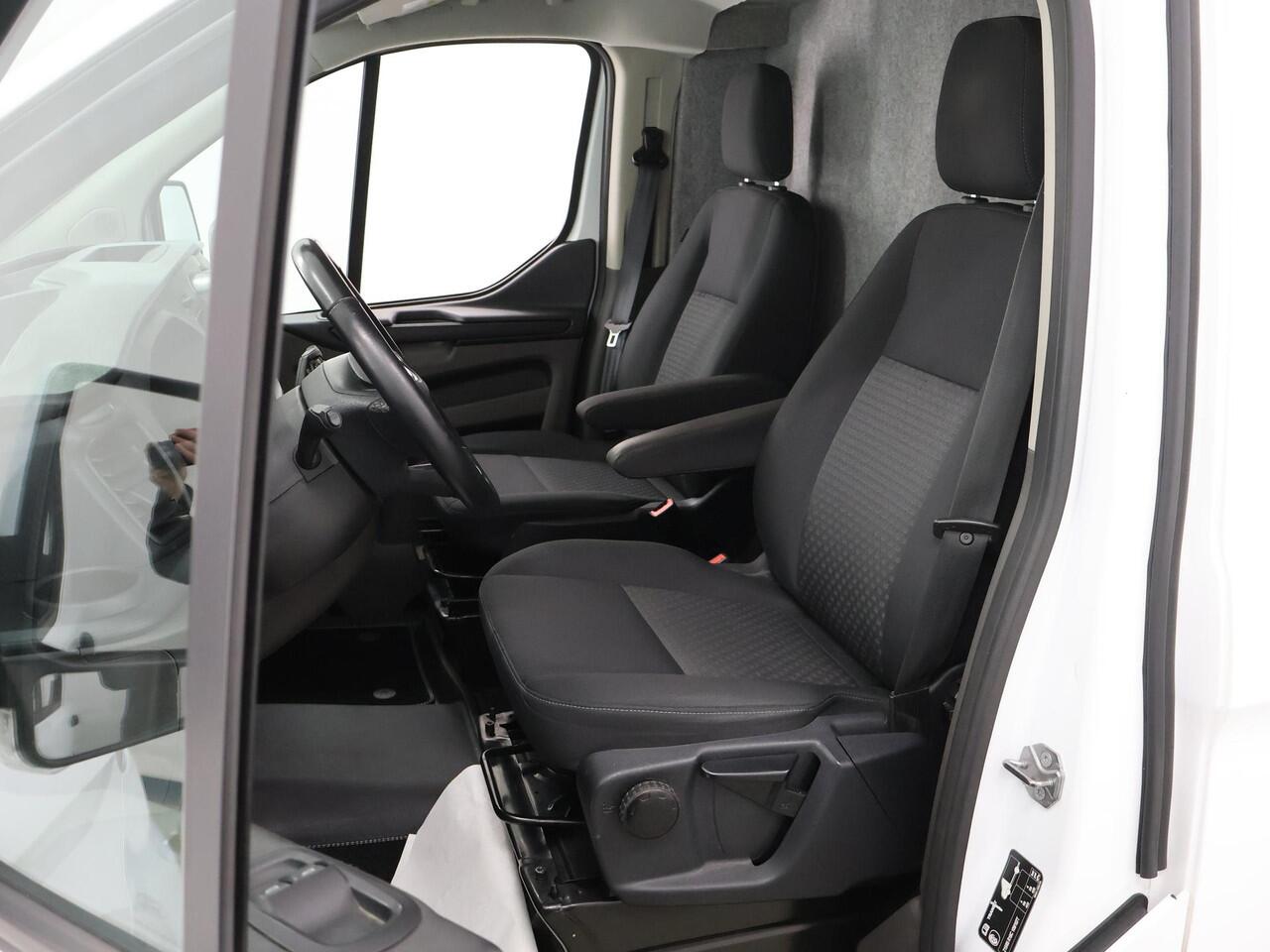 Ford TRANSIT CUSTOM 320 2.0 TDCI | L2 H1 | TREND | AIRCO | CRUISE CONTROL | CAMERA | STOELVERWARMING | STOEL - STOEL | APPLE CARPLAY EN ANDROID AUTO | TREKHAAK | PARKEERSENSOREN