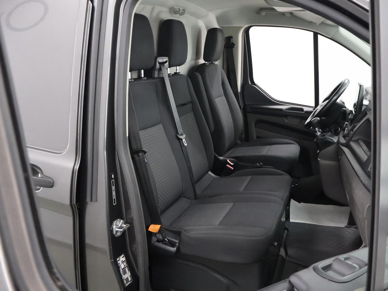 Ford TRANSIT CUSTOM 340 2.0 TDCI | L1 H1 | TREND | ACHTERUITRIJCAMERA | PARKEERSENSOREN | 3-ZITS | METALLIC | TREKHAAK | BETIMMERDE LAADRUIMTE | VOORRUITVERWARMING | CRUISE CONTROL | DAK DRAGERS