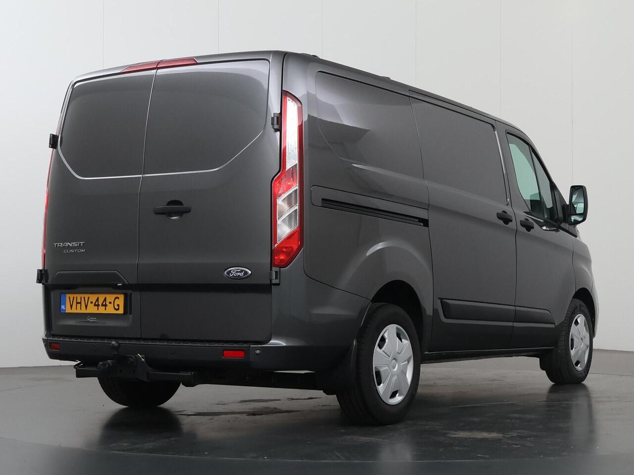 Ford TRANSIT CUSTOM 340 2.0 TDCI | L1 H1 | TREND | ACHTERUITRIJCAMERA | PARKEERSENSOREN | 3-ZITS | METALLIC | TREKHAAK | BETIMMERDE LAADRUIMTE | VOORRUITVERWARMING | CRUISE CONTROL | DAK DRAGERS