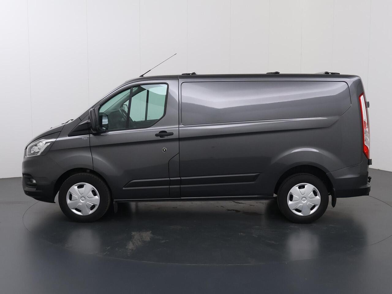 Ford TRANSIT CUSTOM 340 2.0 TDCI | L1 H1 | TREND | ACHTERUITRIJCAMERA | PARKEERSENSOREN | 3-ZITS | METALLIC | TREKHAAK | BETIMMERDE LAADRUIMTE | VOORRUITVERWARMING | CRUISE CONTROL | DAK DRAGERS