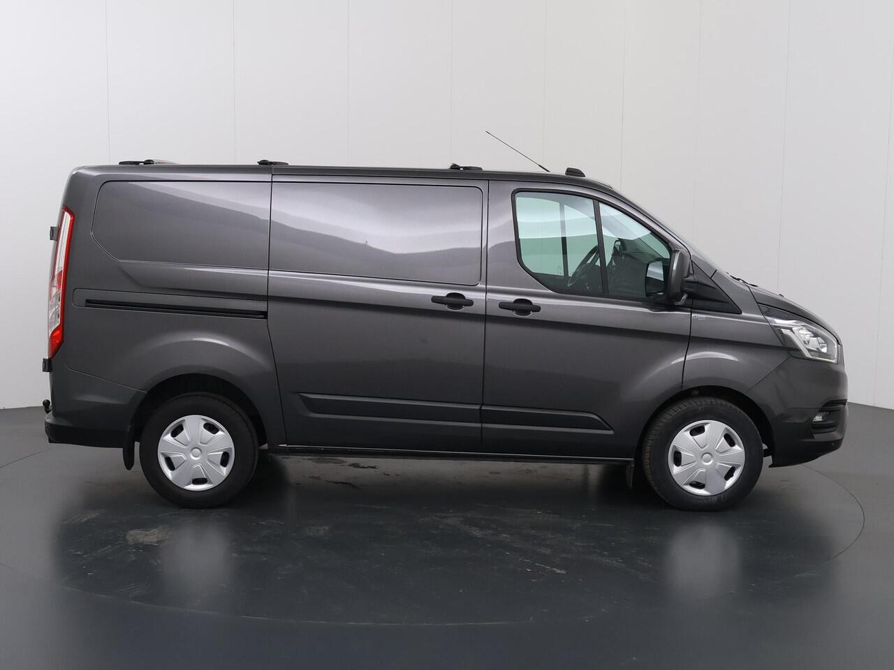 Ford TRANSIT CUSTOM 340 2.0 TDCI | L1 H1 | TREND | ACHTERUITRIJCAMERA | PARKEERSENSOREN | 3-ZITS | METALLIC | TREKHAAK | BETIMMERDE LAADRUIMTE | VOORRUITVERWARMING | CRUISE CONTROL | DAK DRAGERS
