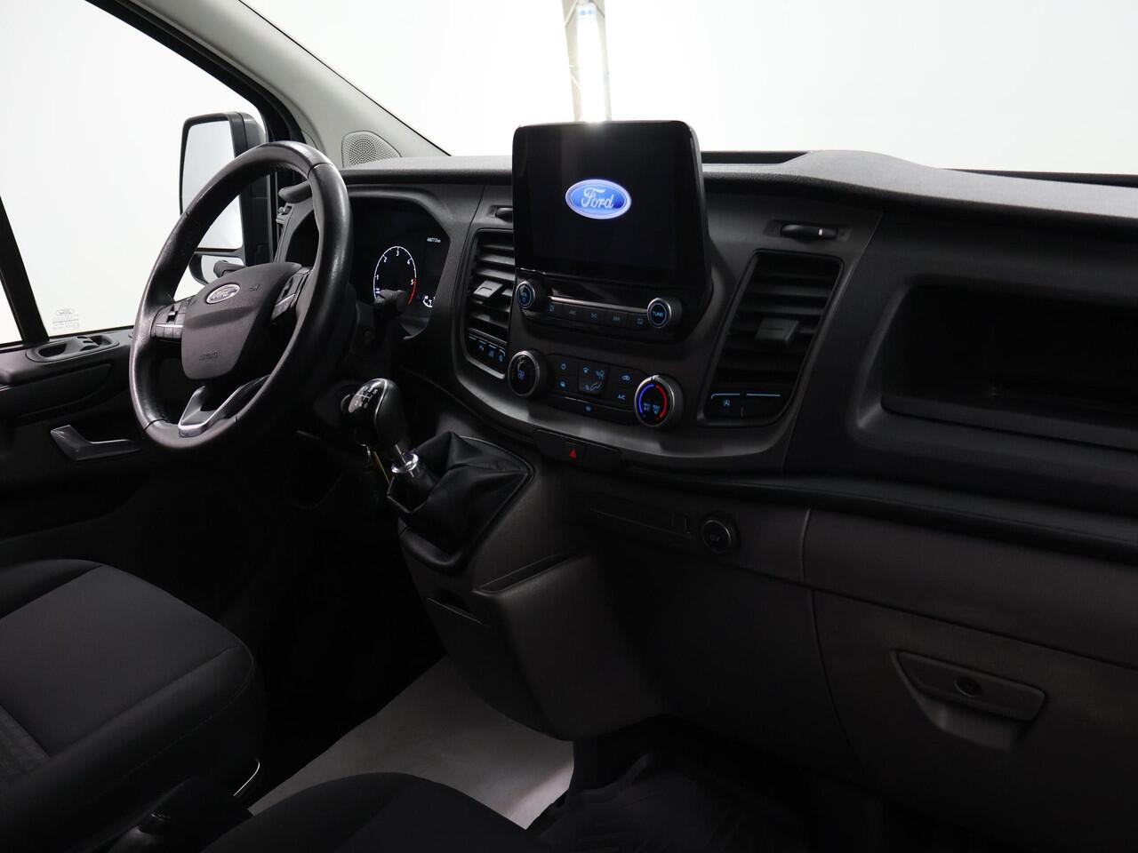 Ford TRANSIT CUSTOM 340 2.0 TDCI | L1 H1 | TREND | ACHTERUITRIJCAMERA | PARKEERSENSOREN | 3-ZITS | METALLIC | TREKHAAK | BETIMMERDE LAADRUIMTE | VOORRUITVERWARMING | CRUISE CONTROL | DAK DRAGERS