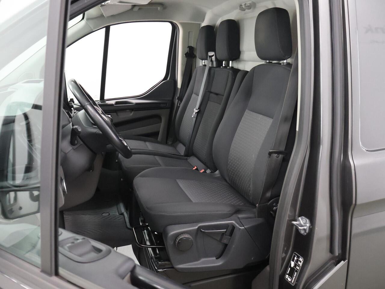 Ford TRANSIT CUSTOM 340 2.0 TDCI | L1 H1 | TREND | ACHTERUITRIJCAMERA | PARKEERSENSOREN | 3-ZITS | METALLIC | TREKHAAK | BETIMMERDE LAADRUIMTE | VOORRUITVERWARMING | CRUISE CONTROL | DAK DRAGERS