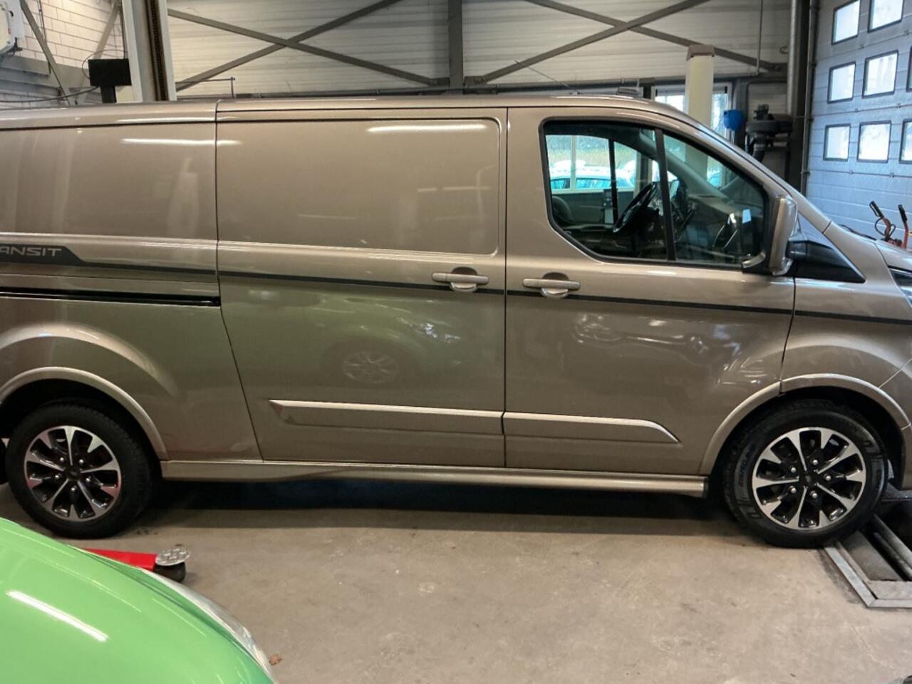 Ford TRANSIT CUSTOM 320 2.0 TDCI L2H1 SPORT
