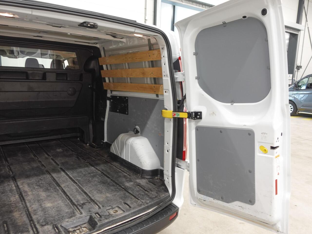 Ford TRANSIT CUSTOM 300 2.0 TDCI L2H1 Trend Dubbele Cabine Navi Apple Carplay / Android Auto Trekhaak Cruise control Camera Airco