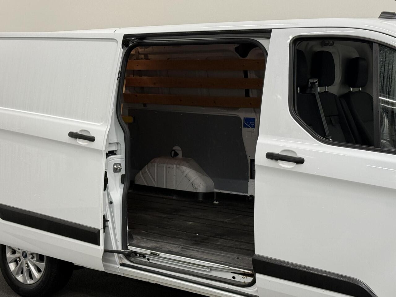 Ford TRANSIT CUSTOM L2H1 Trend 130PK Automaat Navigatie DAB Parkeersensoren Airco Camera Carplay