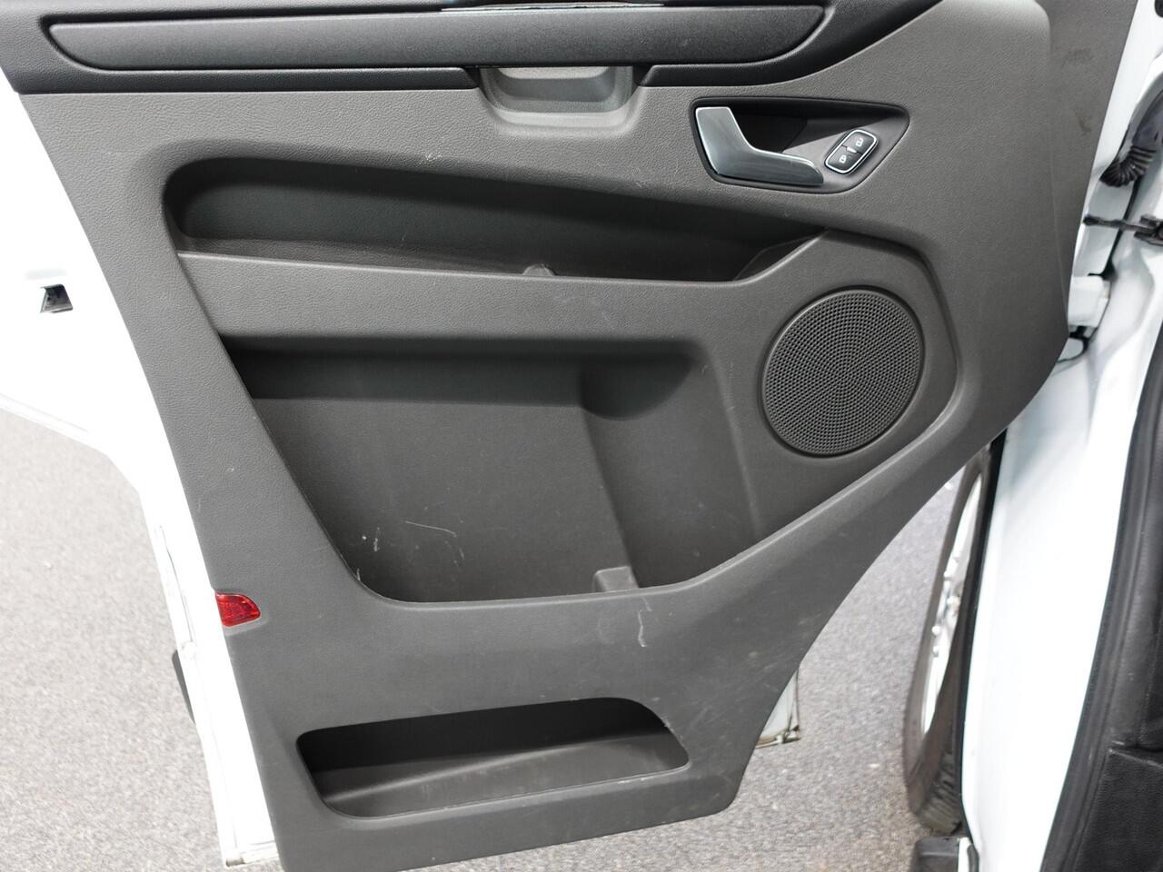 Ford TRANSIT CUSTOM 300 2.0 TDCI L2H1 Trend Navigatie Cruise Control Parkeersenoren Airco Camera Carplay Trekhaak