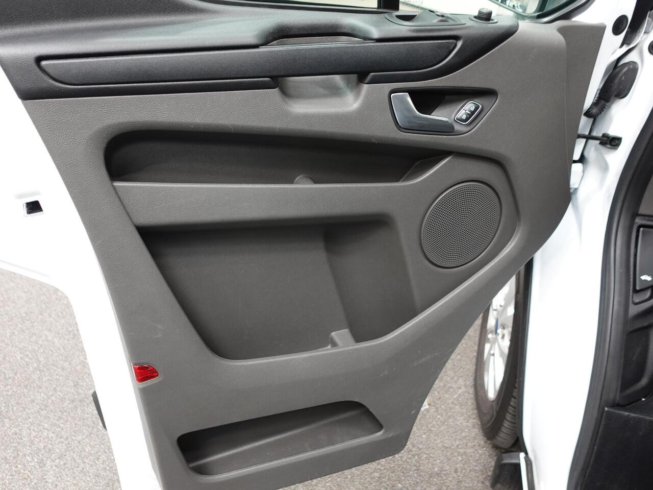 Ford TRANSIT CUSTOM 300 2.0 TDCI L2H1 Trend Automaat Airco Navi Bluetooth 3-Zits Camera Trekhaak Camera