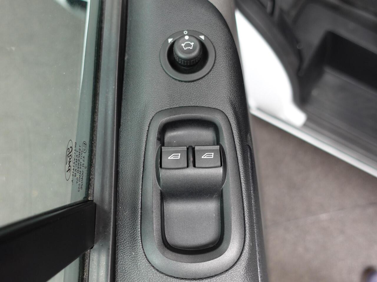 Ford TRANSIT CUSTOM 300 2.0 TDCI L2H1 Trend Automaat Airco Navi Bluetooth 3-Zits Camera Trekhaak Camera