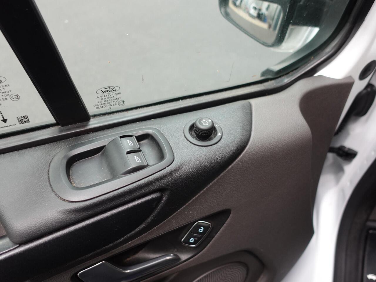 Ford TRANSIT CUSTOM 300 2.0 TDCI L2H1 Trend Automaat Navigatie Camera Airco Bluetooth Trekhaak