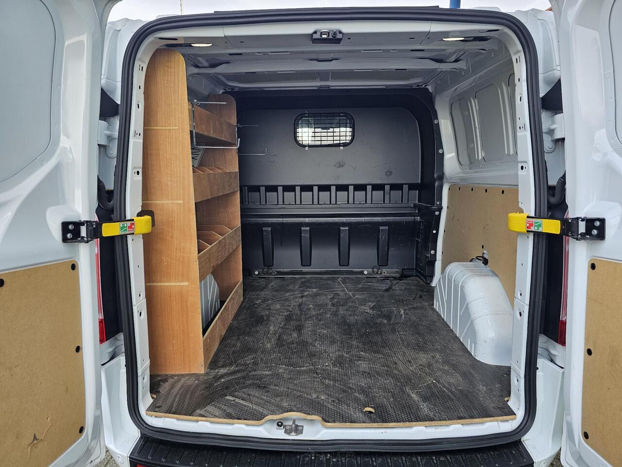 Ford TRANSIT CUSTOM 320 2.0 TDCI L2H1 Trend DC Trekhaak | Stoelverwarming | Camera | Cruise Control | Zéér nette auto!
