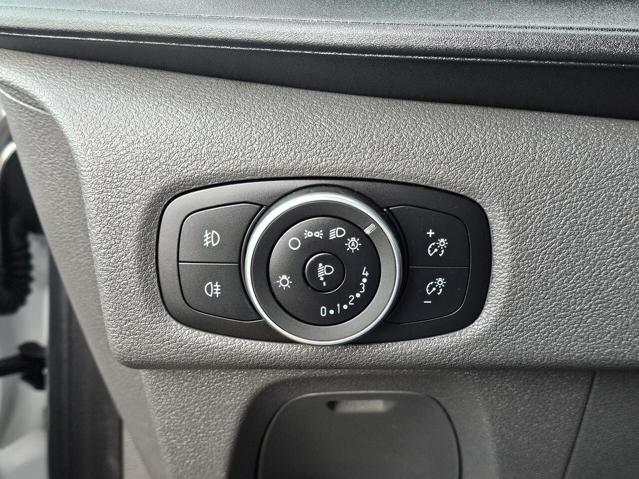Ford TRANSIT CUSTOM 320 2.0 TDCI L2H1 Trend DC Trekhaak | Stoelverwarming | Camera | Cruise Control | Zéér nette auto!