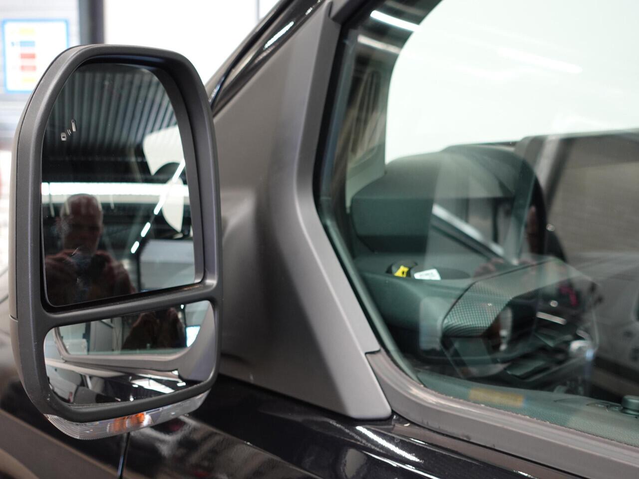 Ford TRANSIT CUSTOM 300 2.0 TDCI L2H1 Trend Nieuw Model Automaat Ford Transit Custom 300 2.0 TDCI L2H1 Trend NM Automaat Airco Navi Cruise PDC Camera