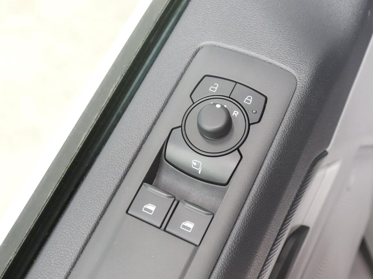 Ford TRANSIT CUSTOM 280 2.0 TDCI L2H1 Trend Nieuw Model BPM VRIJ! Ford Transit Custom 280 2.0 TDCI L2H1 Trend NM Airco Cruise Navi PDC Camera Carplay