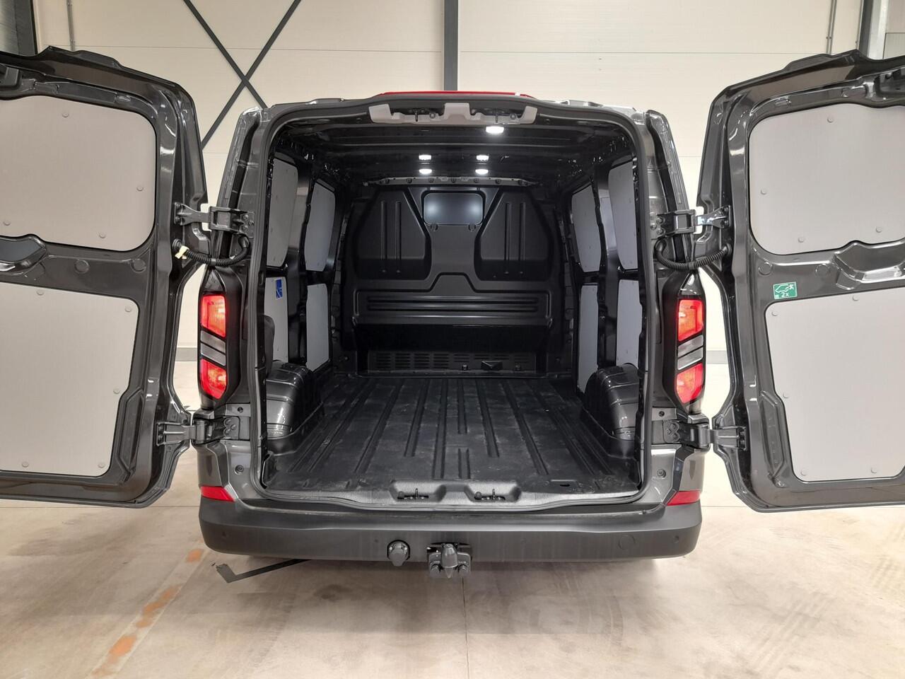 Ford TRANSIT CUSTOM 300 2.0 TDCI L2H1 Trend Nieuw Model BPM VRIJ! Ford Transit Custom 300 2.0 TDCI L2H1 Trend NM Navi Cruise Camera Parkeersensoren Trekhaak