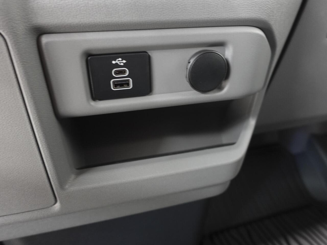 Ford TRANSIT CUSTOM 300 2.0 TDCI L2H1 Trend Nieuw Model Ford Transit Custom 300 2.0 TDCI L2H1 Trend Automaat Airco Navi Cruise