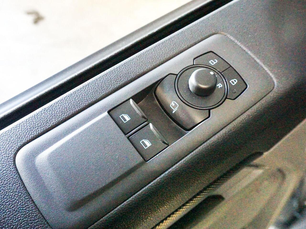 Ford TRANSIT CUSTOM 300 2.0 TDCI L2H1 Trend NM Automaat Navigatie Parkeersensoren Camera