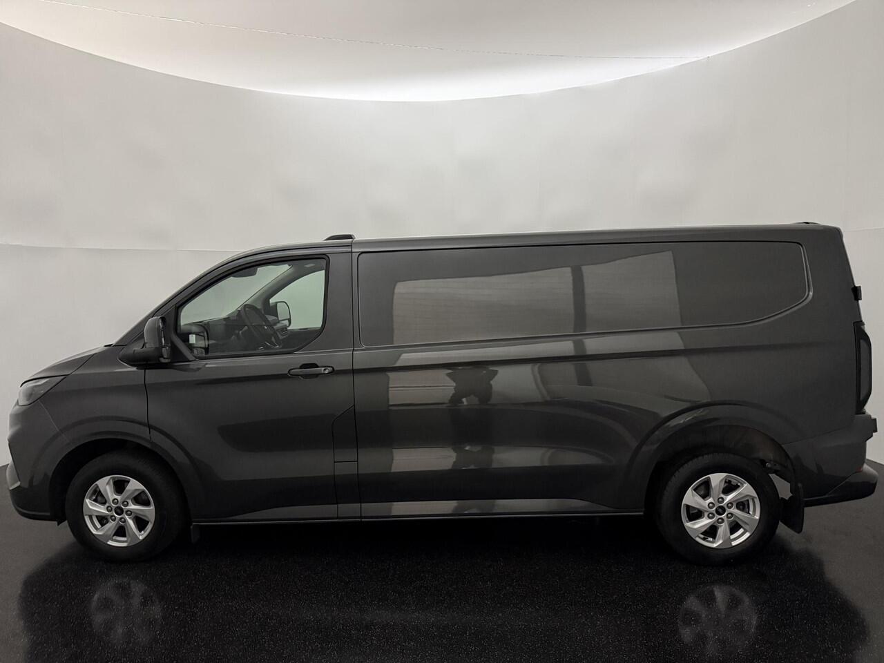 Ford TRANSIT CUSTOM 320 2.0 TDCI L2H1 Limited met o.a. Handmatig regeneratie roetfilter, een Navigatie systeem, parkeersensoren voor en achter, achteruitrijcamera, Verwarmbare voorstoelen een Verwarmbare voorruit.