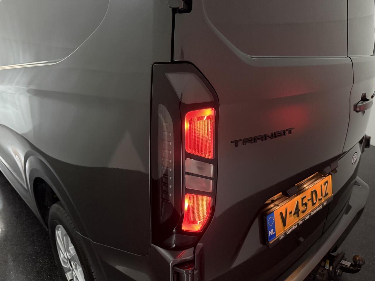 Ford TRANSIT CUSTOM 320 2.0 TDCI L2H1 Limited met o.a. Handmatig regeneratie roetfilter, een Navigatie systeem, parkeersensoren voor en achter, achteruitrijcamera, Verwarmbare voorstoelen een Verwarmbare voorruit.