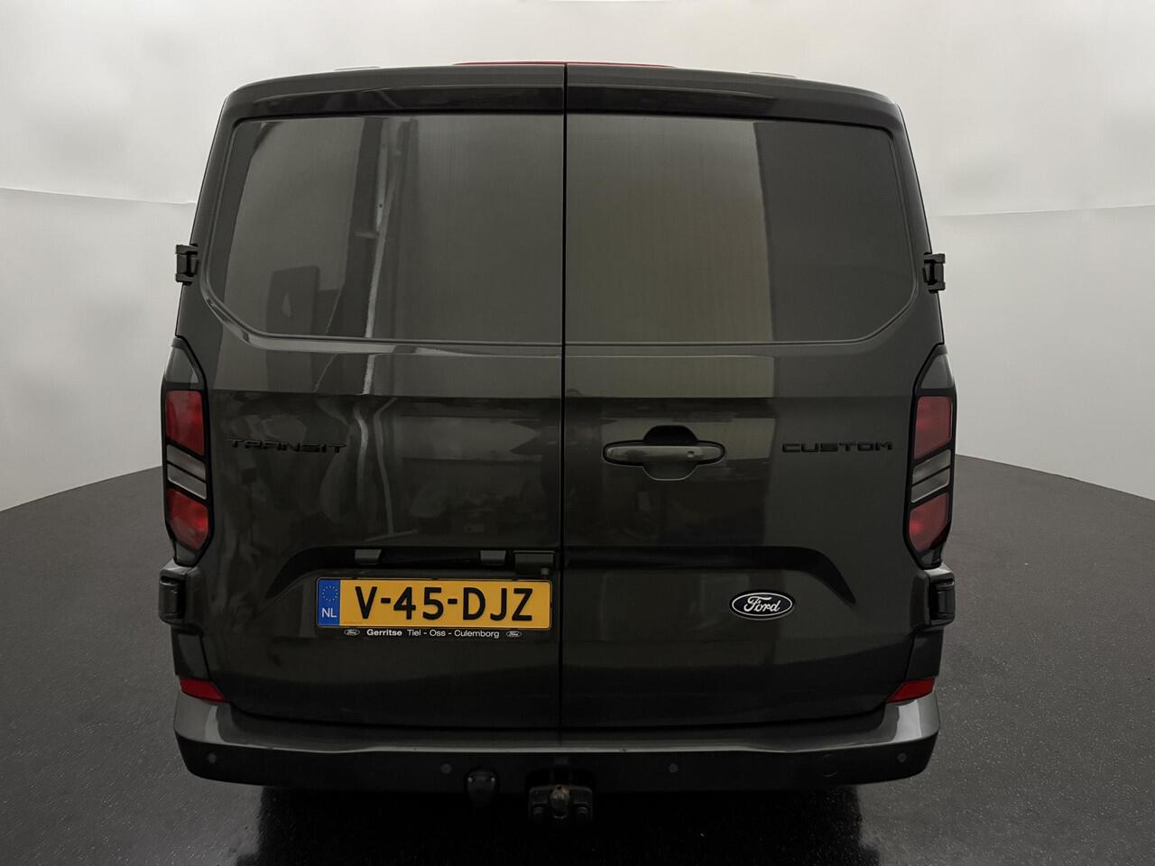 Ford TRANSIT CUSTOM 320 2.0 TDCI L2H1 Limited met o.a. Handmatig regeneratie roetfilter, een Navigatie systeem, parkeersensoren voor en achter, achteruitrijcamera, Verwarmbare voorstoelen een Verwarmbare voorruit.