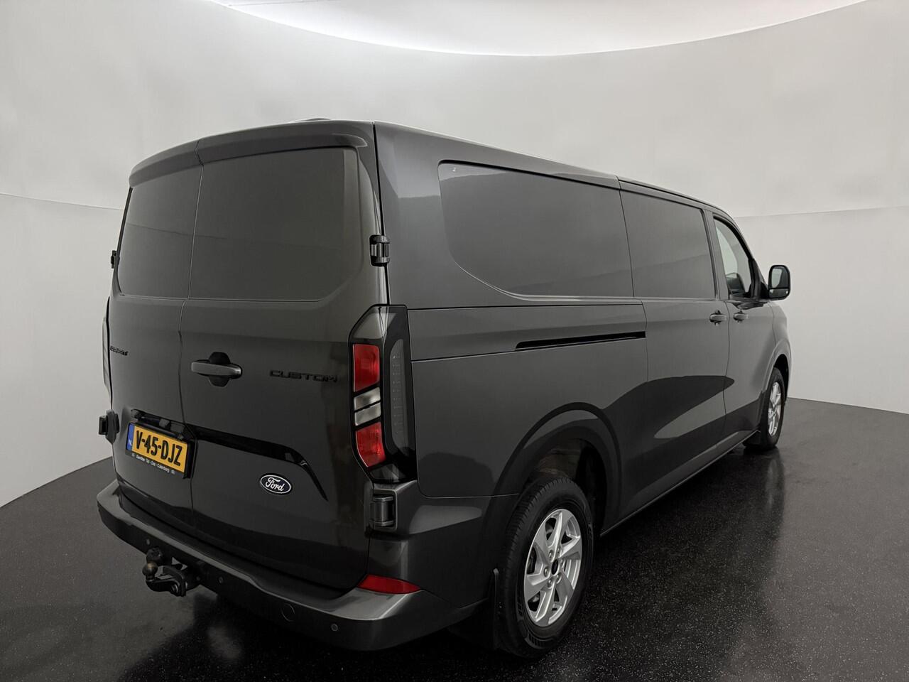Ford TRANSIT CUSTOM 320 2.0 TDCI L2H1 Limited met o.a. Handmatig regeneratie roetfilter, een Navigatie systeem, parkeersensoren voor en achter, achteruitrijcamera, Verwarmbare voorstoelen een Verwarmbare voorruit.