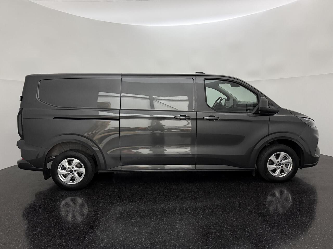 Ford TRANSIT CUSTOM 320 2.0 TDCI L2H1 Limited met o.a. Handmatig regeneratie roetfilter, een Navigatie systeem, parkeersensoren voor en achter, achteruitrijcamera, Verwarmbare voorstoelen een Verwarmbare voorruit.
