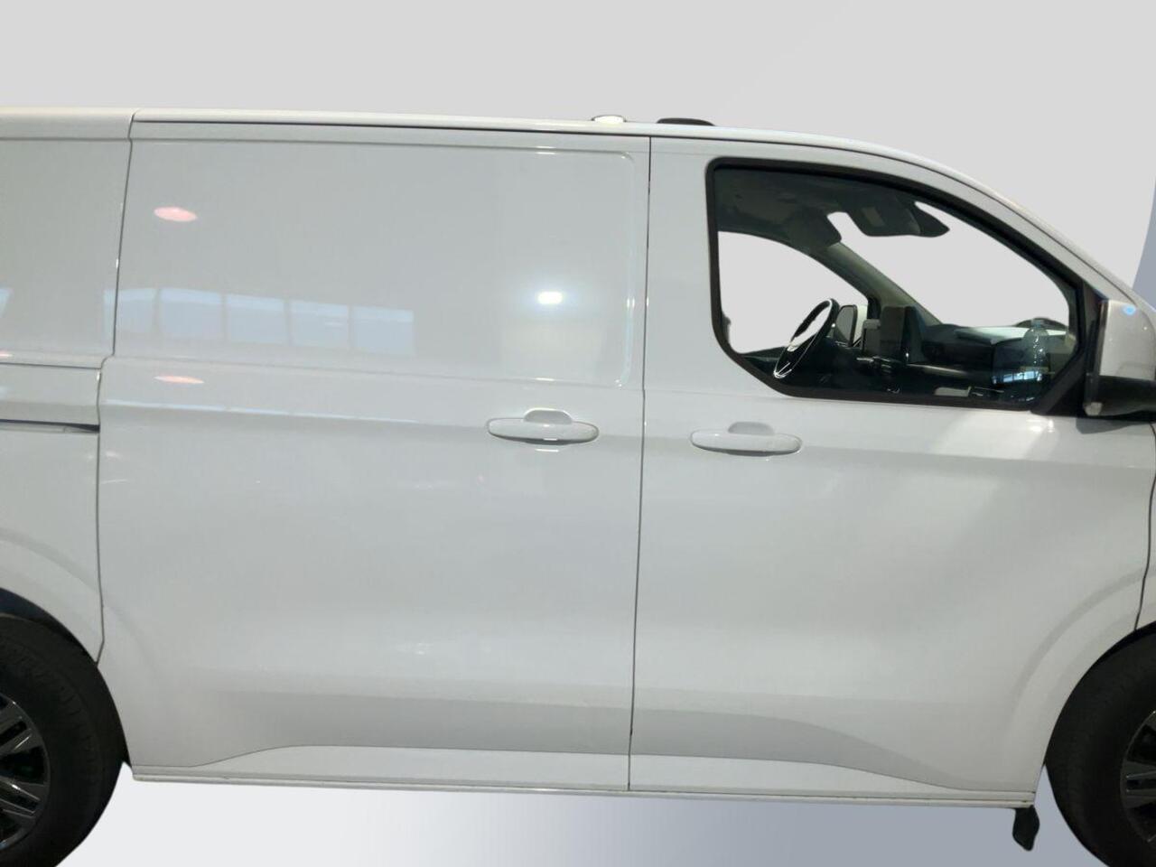 Ford TRANSIT CUSTOM 320 2.0 TDCI L1H1 Limited 150pk! | 17 inch | Stoelverwarming | Camera | Parkeersensoren | Volledig meegespoten bumpers