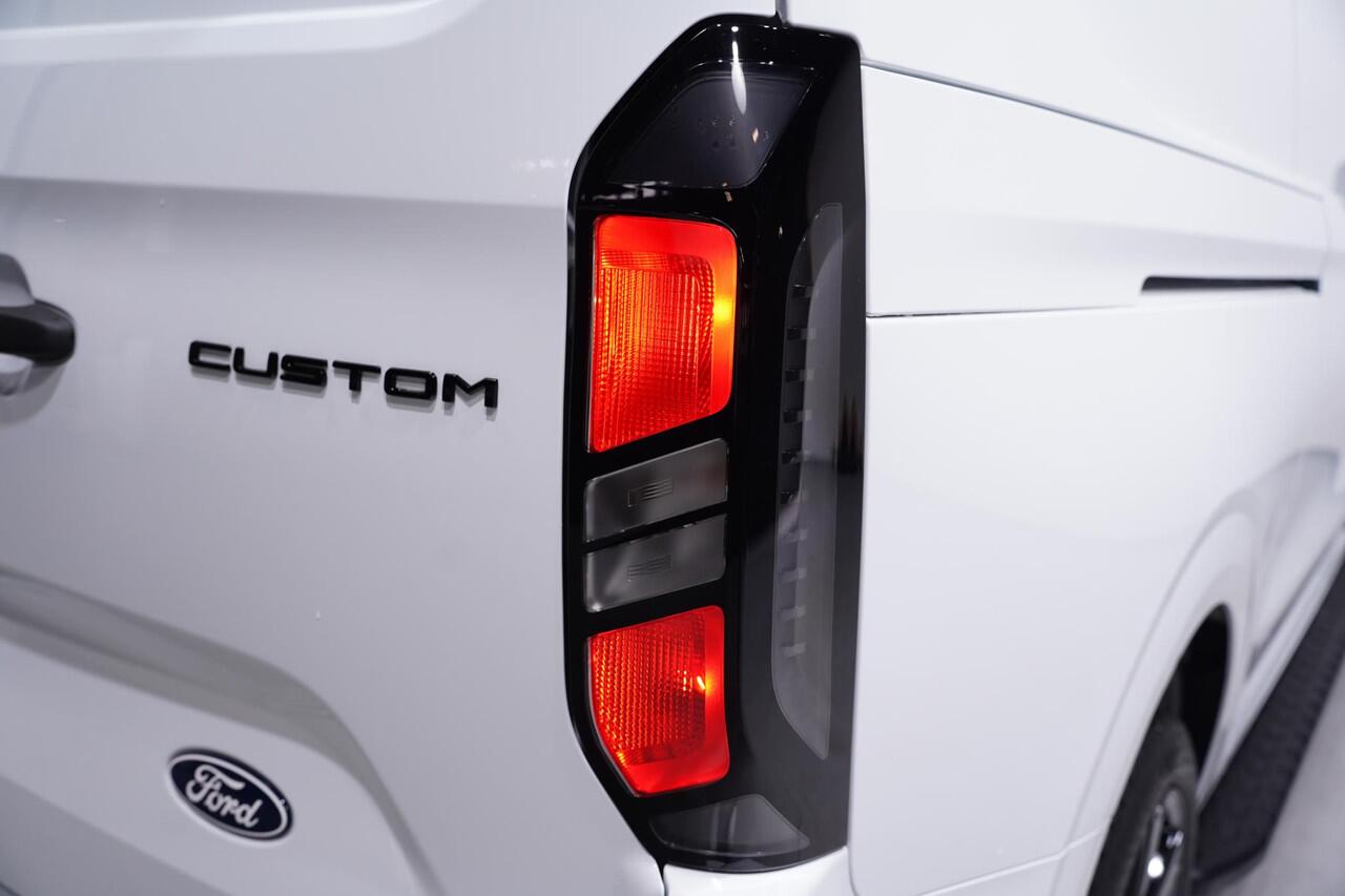 Ford TRANSIT CUSTOM 2.0 TDCI 136 pk L2 DC Black&White 6-Zits, BPM vrij, Camera, Spoilerpack, 19" LMV, Apple Carplay