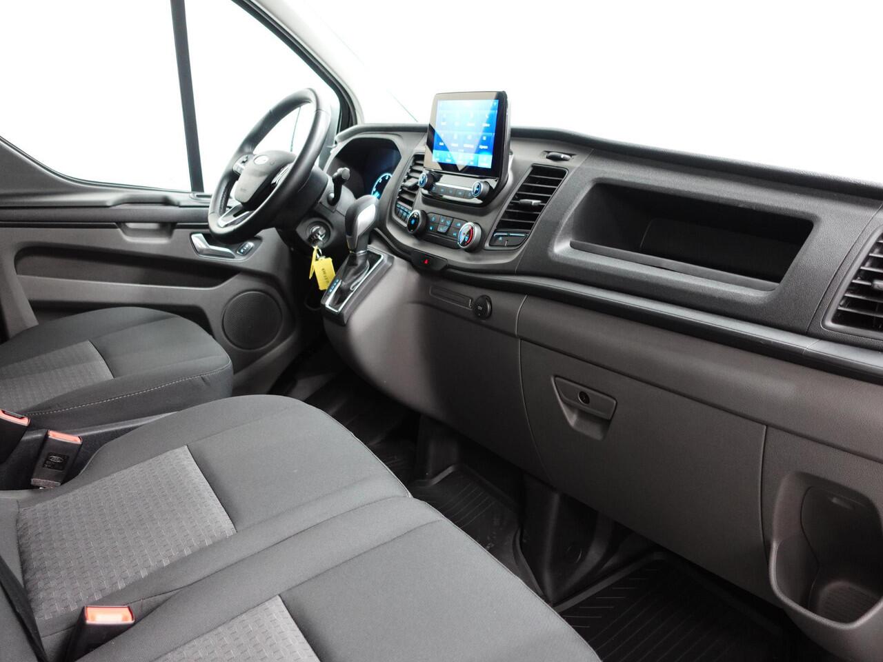 Ford TRANSIT CUSTOM 300 2.0 TDCI 130pk L2H1 Trend Automaat Airco Navigatie Cruisecontrol Camera Parkeersensoren Trekhaak Betimmering