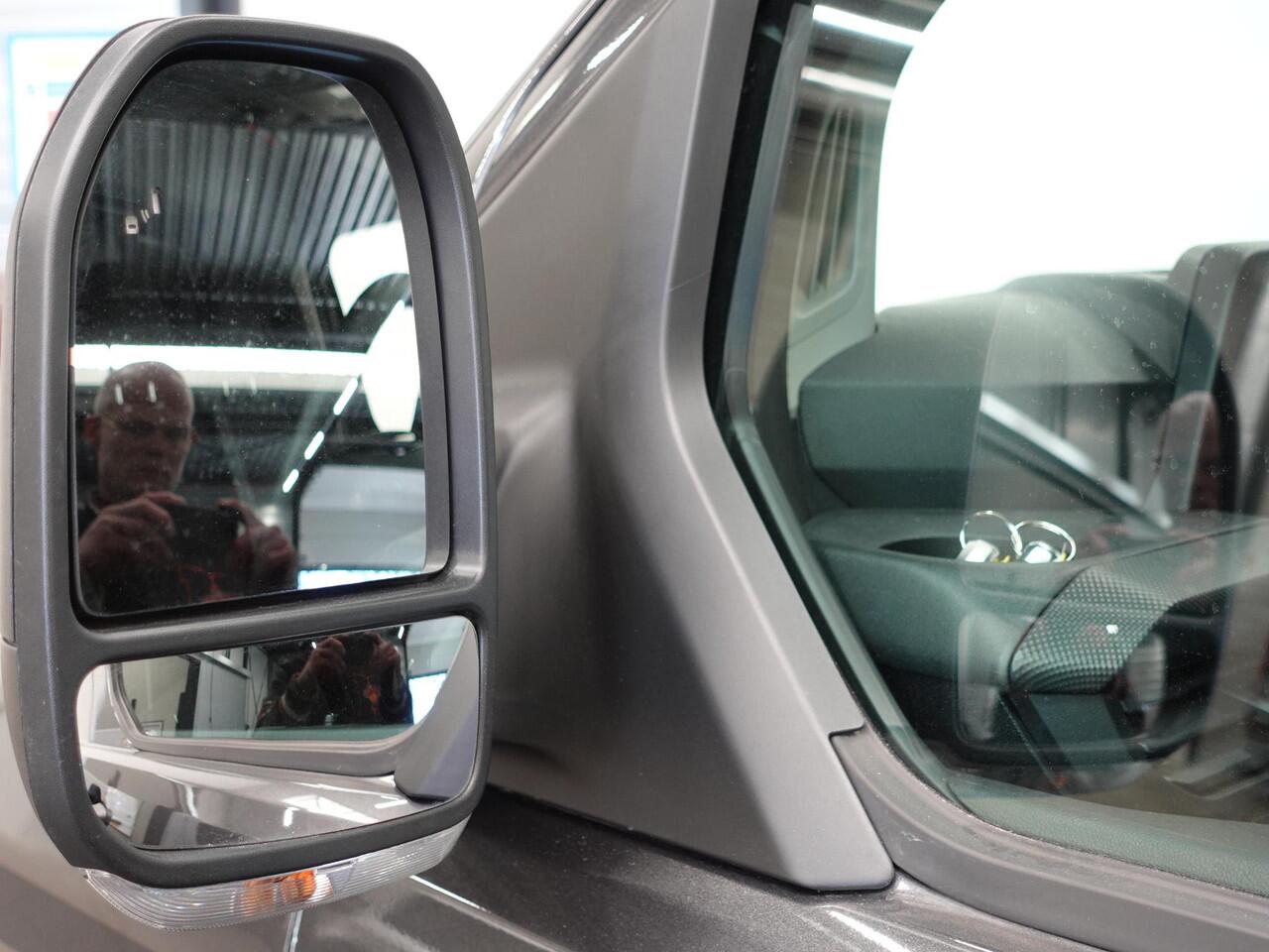 Ford TRANSIT CUSTOM 300 2.0 TDCI L2H1 Trend Nieuw Model! | Navigatie | Camera | Trekhaak | Parkeer sensoren | Cruise Control |