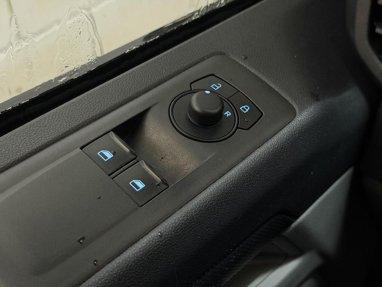 Ford TRANSIT CUSTOM 300 2.0 TDCI L2H1 Trend / Trekhaak / Dubbele schuifdeur / 2740 Kg Trekgewicht / Navigatie via Apple Carplay & Android Auto / Stoel Verwarming / Camera / PDC / Rijstrooksensor met correctie /